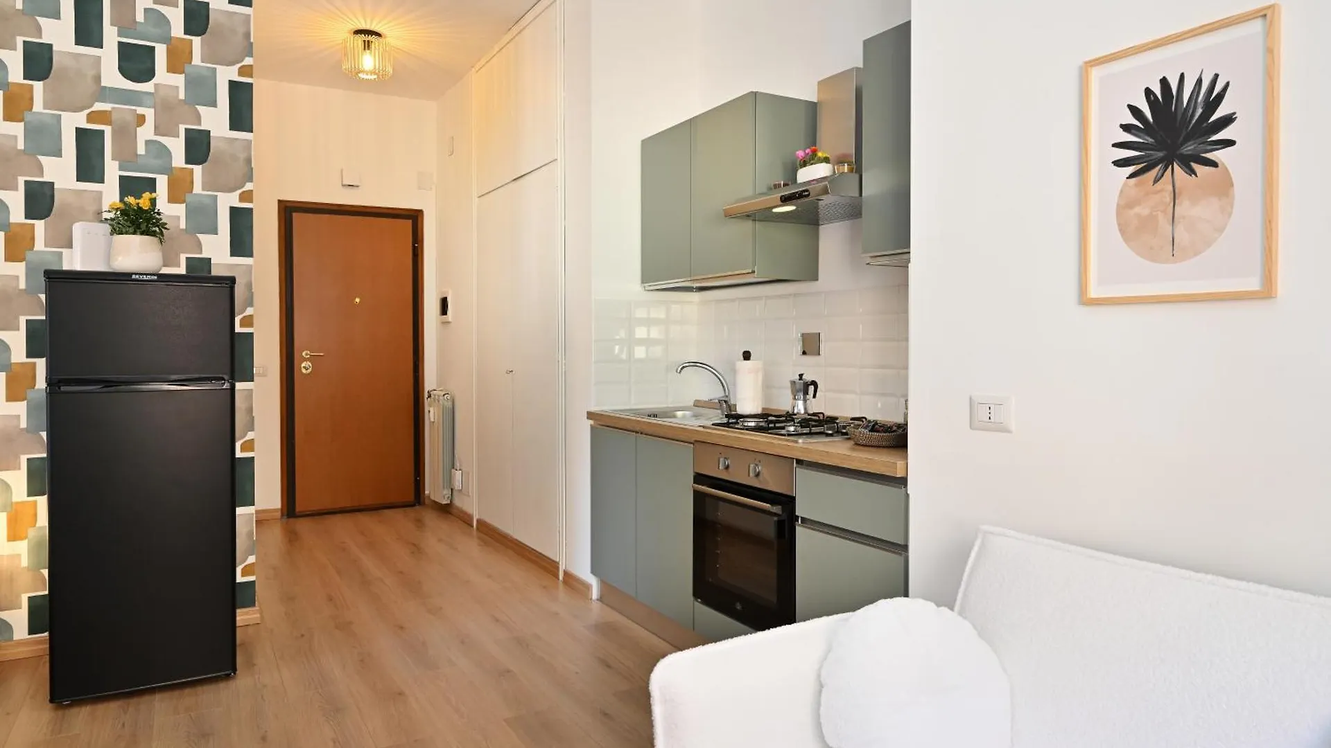 Cozy Studio Steps From Metro Station 0*, Rome Italy